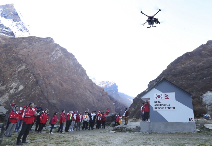 A rescue worker demonstrates the delivery of rescue devices using a drone. (image: KT Corp.)