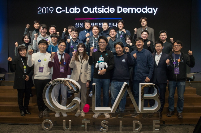 Start-up CEOs pose for a photo during Samsung Electronics Co.'s C-Lab Outside Demoday held at Seoul R&D Campus on Nov. 26, 2019. (image: Samsung Electronics)