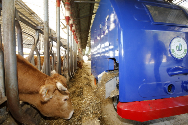 Taean County Introduces Robots to Feed Cows