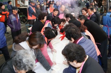 111-meter Long Rice Cake Makes Appearance at Traditional Market