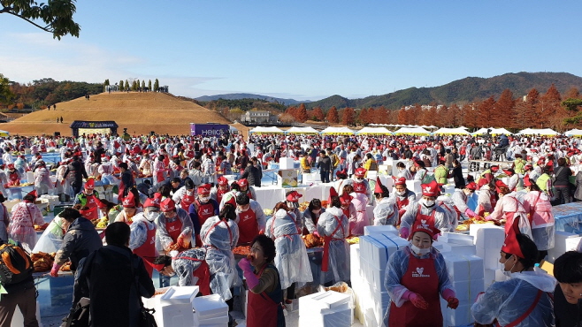 2600 Citizens Participate in Winter Kimchi Making