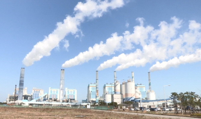 The amount of fine dust emitted from local coal power plants reached around 23,000 tons in 2018, down 25 percent from 30,700 tons posted in 2016. (Yonhap)