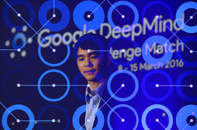 South Korean Go master Lee Se-dol competing against artificial intelligence Go player AlphaGo. (Yonhap)