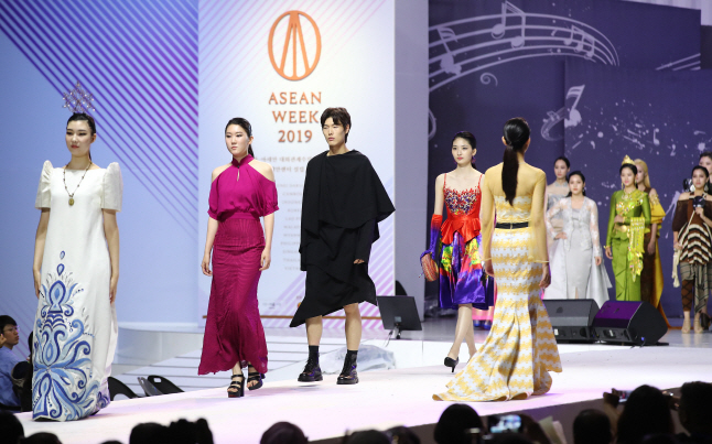 The ASEAN Week Fashion Show being held in Seoul on Nov. 15, 2019. (Yonhap)