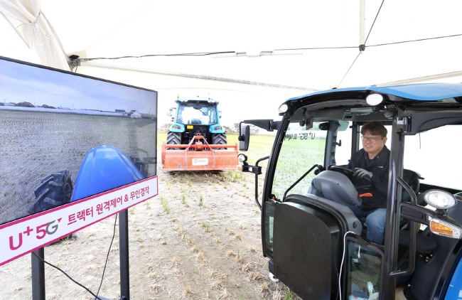 LG Uplus Corp. demonstrates smart farming based on its 5G mobile network at a farm in Ilsan, north of Seoul, on Oct. 29, 2019. (image: LG Uplus)