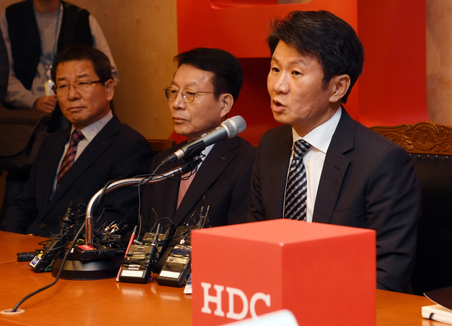 HDC Hyundai Development Chairman Chung Mong-gyu (R) answers questions from reporters on the company's plan to enhance Asiana Airlines' financial status after acquisition at a press conference held at its headquarters in Seoul on Nov. 12, 2019. (Yonhap)