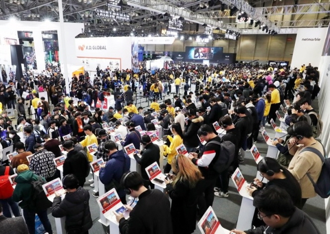Visitors play new online games at annual global games trade fair G-Star, which kicked off at BEXCO in Busan on Nov. 14, 2019. (Yonhap)