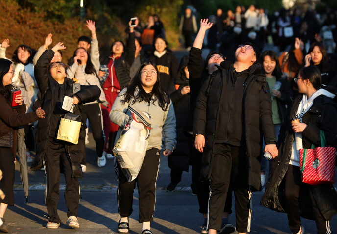 Students celebrating after taking a nationwide college entrance exam in the southwestern city of Gwangju on Nov. 14, 2019. (Yonhap)