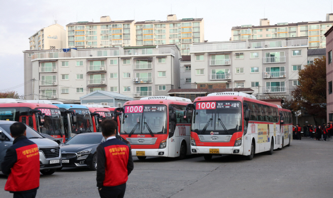 Myungsung Transportation's buses stand idle in a company parking lot in Goyang, west of Seoul, on Nov. 19, 2019, after its union went on strike. (Yonhap)