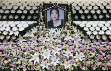 Celebrities Exposed to Social Media Comments After Death
