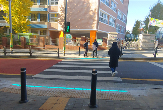 Seoul City Trials In-ground Traffic Lights for Smartphone Zombies