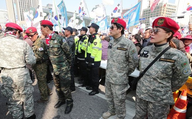 Supporters of impeached President Park Geun-hye hold a rally near the Seoul Plaza on March, 2017. (Yonhap)