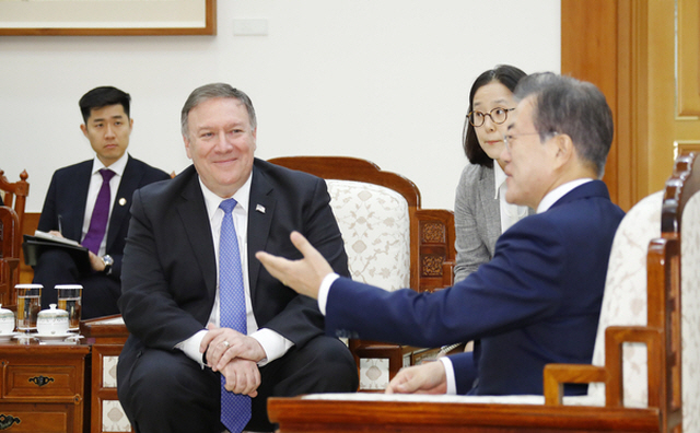 Pompeo Cites Samsung as Alternative to Chinese Tech Giants