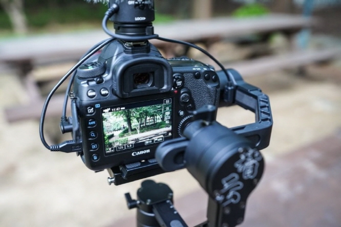 Content creators, who entered the single-person media market with smartphone cameras, are gradually moving to professional camera equipment. (image: Canon Korea)