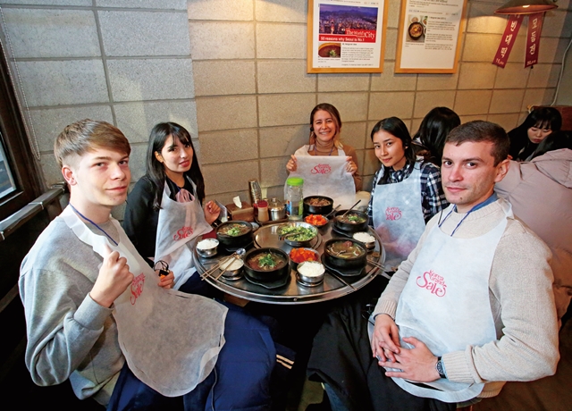 Foreign tourists in a Korean restaurant during Korea Grand Sale 2019. (image: Visit Korea Committee)