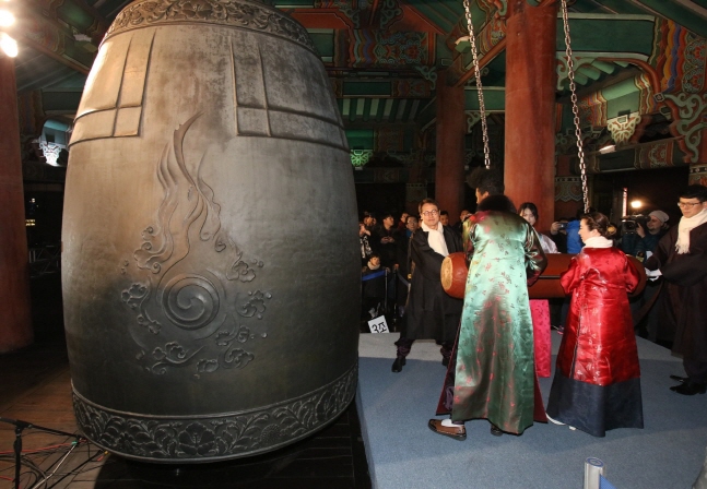A bell-ringing ceremony at Boshingak Pavillion in Seoul to welcome the new year. (Yonhap)