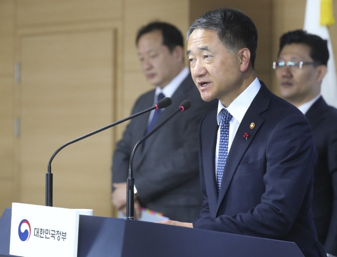 Minister of Health and Welfare Park Neung-hoo outlines South Korea's cosmetic sector buildup policy at a news conference in Seoul on Dec. 5, 2019. (image: Ministry of Health and Welfare)
