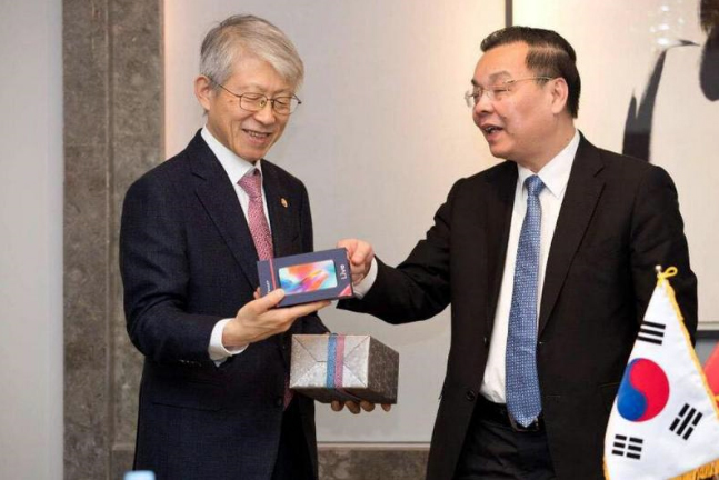 Vietnamese Science Minister Presents Smartphone to S. Korea