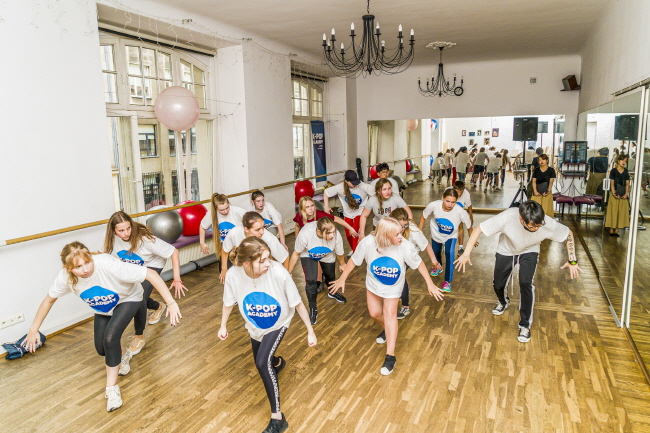 A dance class from the K-pop Academy run by the Korean Cultural Center in Poland. (image: Ministry of Culture, Sports and Tourism)