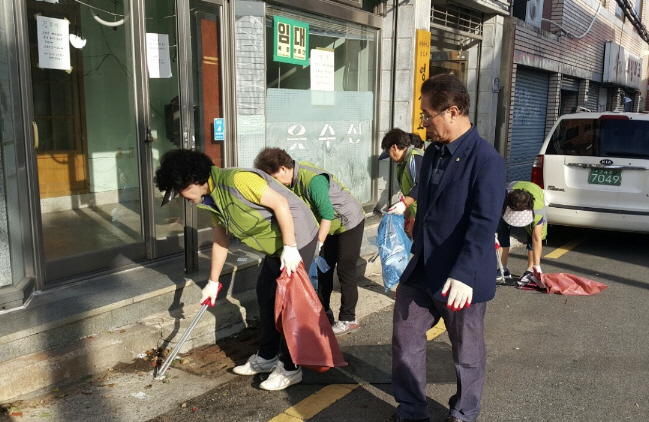 Residents of Busan Join Trashtag Challenge