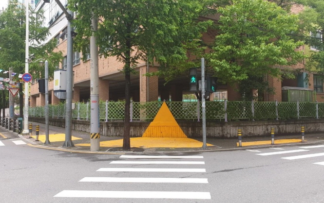 Yellow carpets refer to yellow stripes painted on the ground or curbs of a crosswalk to mark the safety zone for children waiting before they cross the road, and make it easier for drivers to locate where the pedestrians are. (image: Anyang City Office)