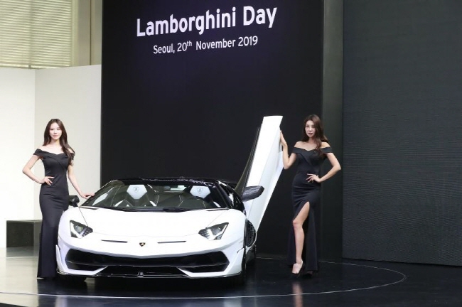 Models show off a Lamborghini Aventador Svj roadster at the 2019 Lamborghini Day Seoul on Nov. 20, 2019. Only 800 units of the limited edition automobile were produced. (Yonhap)