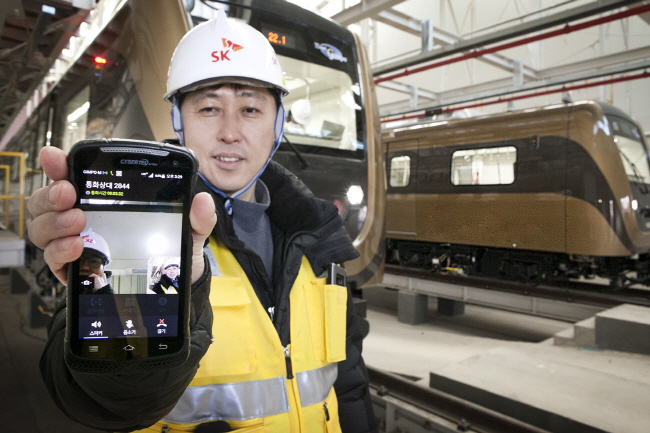 SK Telecom Co.'s employee demonstrating LTE service for railway stations in Incheon. (image: SK Telecom)