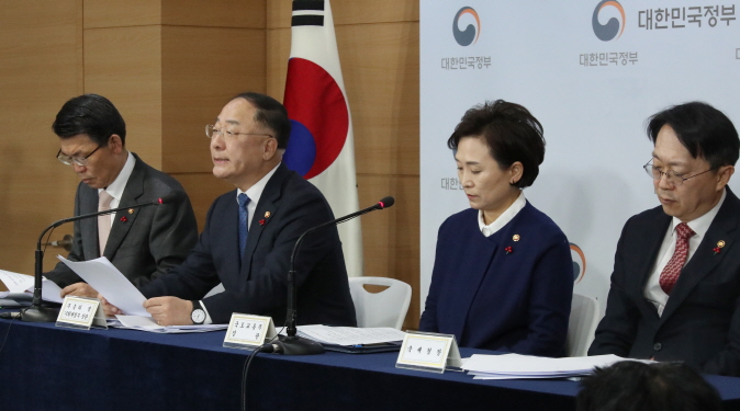 Finance Minister Hong Nam-ki (2nd left) deliver a briefing on new measures to stabilize the real estate market at a press conference at a government complex building in central Seoul on Dec. 16, 2019. (Yonhap)