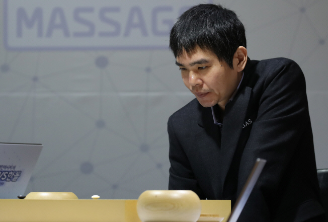 South Korean Go player Lee Se-dol ponders his next move during a match against artificial intelligence program HanDol in Seoul on Dec. 19, 2019. (Yonhap)