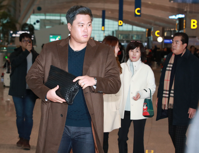 South Korean pitcher Ryu Hyun-jin departs for Toronto, Canada, from Incheon International Airport in Incheon on Dec. 25, 2019, to finalize his contract with the Toronto Blue Jays. (Yonhap)