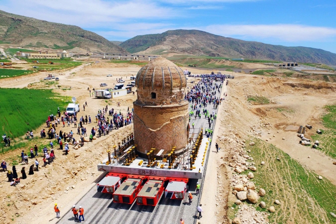 Engineers and crew of CJ ICM Logistics transport the Zeynel Bey Tomb on a self-propelled modular trailer in the ancient town of Hasankeyf, southeastern Turkey. (image: CJ Logistics)