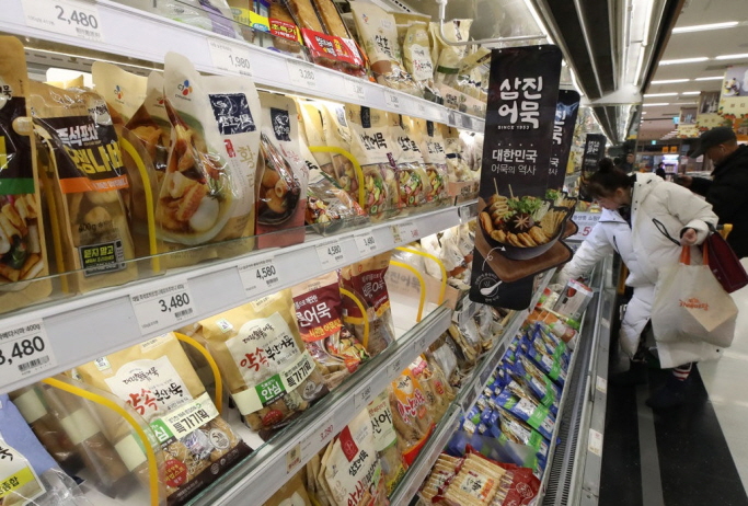 Respondents who had no experience of purchasing processed food online shrank from 58.4 percent in 2018 to 43.2 percent in 2019. (Yonhap)