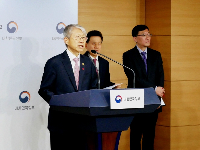 Minister of Science and ICR Choi Ki-young (L) holds a press conference in Seoul on Jan. 13, 2020, to outline South Korea's goal to build up the sci-tech and AI sectors. (Yonhap)