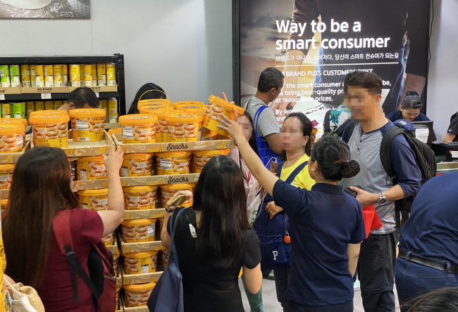 People shopping for one of the E-Mart Inc.'s private-label (PB) snacks, at its outlet in Manila. (image: E-Mart)