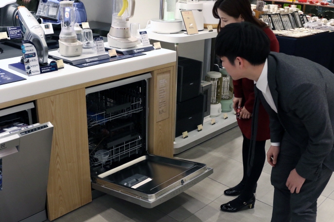 Sales of dishwashers increased only 6.4 percent on-year in 2017, but grew explosively last year following a 32.7 percent increase in 2018. (image: Shinsegae Department Store)