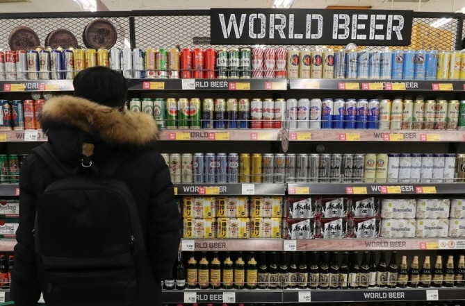 Even if the price of alcoholic beverages is different, the same level of taxes will be imposed if the type of alcohol and the amount of shipments are the same. (Yonhap)