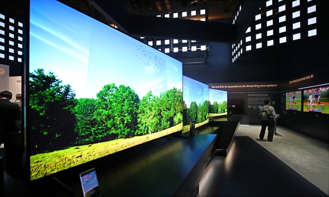 TVs displayed at Samsung Electronics Co.'s exhibition booth at CES 2019 in Las Vegas, Nevada. (Yonhap)