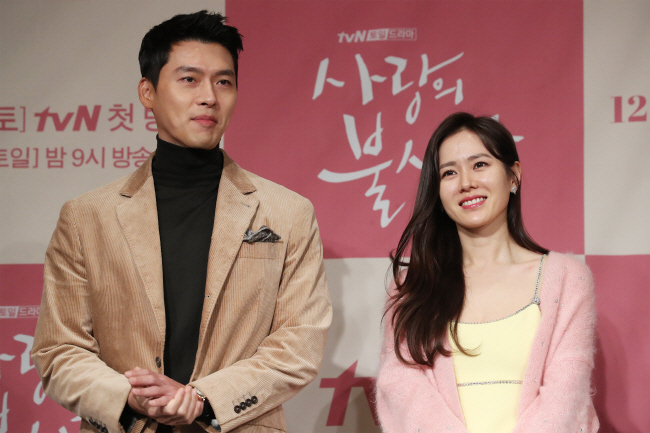Actor Hyun Bin (L) and actress Son Ye-jin (R) pose at a press conference in Seoul on Dec. 9, 2019. (Yonhap)