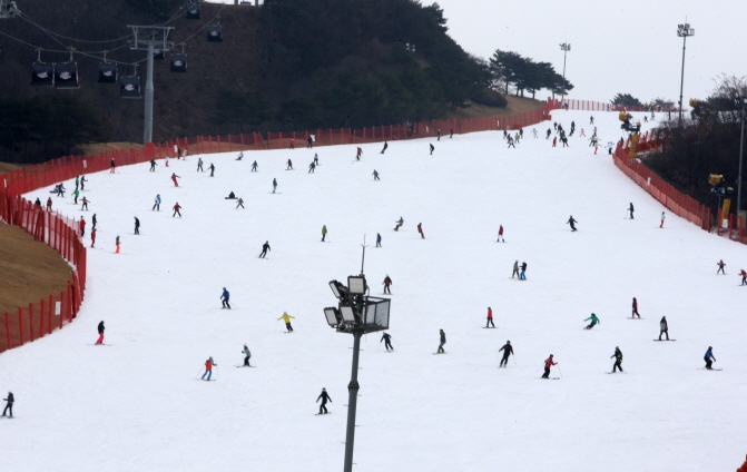 Ski Resorts Suffer from Snowless Winter