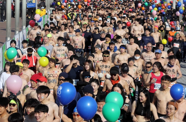 Topless Marathon Held in Daejeon on New Year’s Day