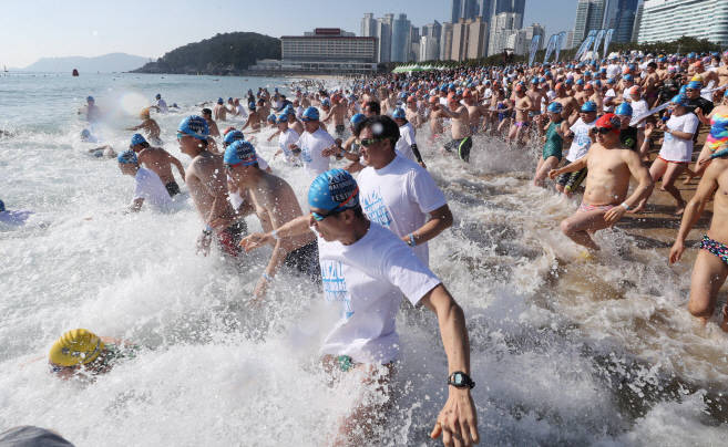 Human ‘Polar Bears’ Brave Frigid Seas at Haeundae Beach