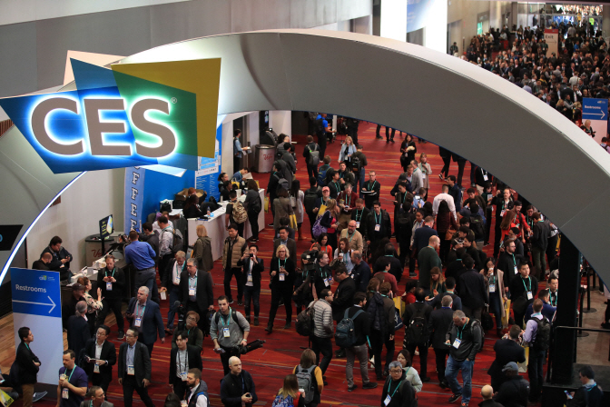 This file photo, taken Jan. 7, 2020, shows people at Consumer Electronics Show (CES) at Las Vegas Convention Center in Las Vegas, Nevada. (Yonhap)