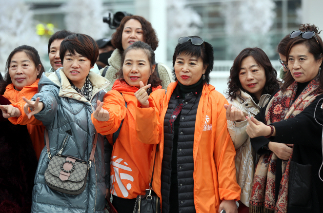 This file photo taken on Jan. 8, 2020, shows employees of China's Yiyongtang posing in front of a shopping mall in Incheon during their incentive trip to South Korea. (Yonhap)