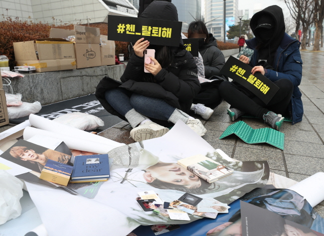 Fans stage a sit-in rally in front of SMTOWN in southern Seoul on Jan. 20, 2020, demanding SM Entertainment expel Chen from EXO after his surprise marriage news. (Yonhap)