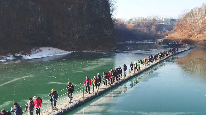 Cheorwon Hantan River Ice Trekking Festival Ends in Success