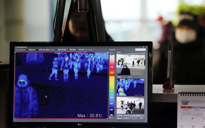 A thermal sensor operated by the National Quarantine Station checks the body temperatures of people arriving at Incheon International Airport, west of Seoul, on Jan. 23, 2020. (Yonhap)