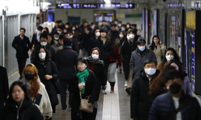 People wear masks at Gwanghwamun Station in central Seoul. (Yonhap)