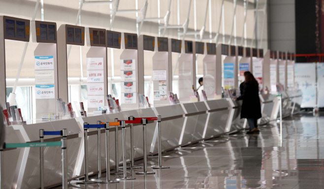 This photo taken Jan. 29, 2020, shows counters of travel agencies at Incheon International Airport, west of Seoul, amid the spreading Wuhan coronavirus. (Yonhap)