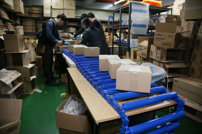 Mask wholesale company workers in Pohang, 374 kilometers southeast of Seoul, are busy packaging products for shipment on Jan. 29, 2020. (Yonhap)