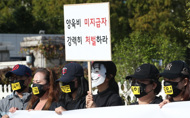 Civic group members stage a rally in front of the National Assembly, Seoul on Oct. 8, 2018 to protest against deadbeat dads. (Yonhap)